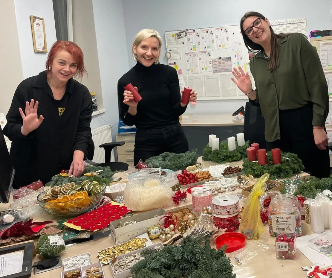 Performia tým při výrobě adventních věnců