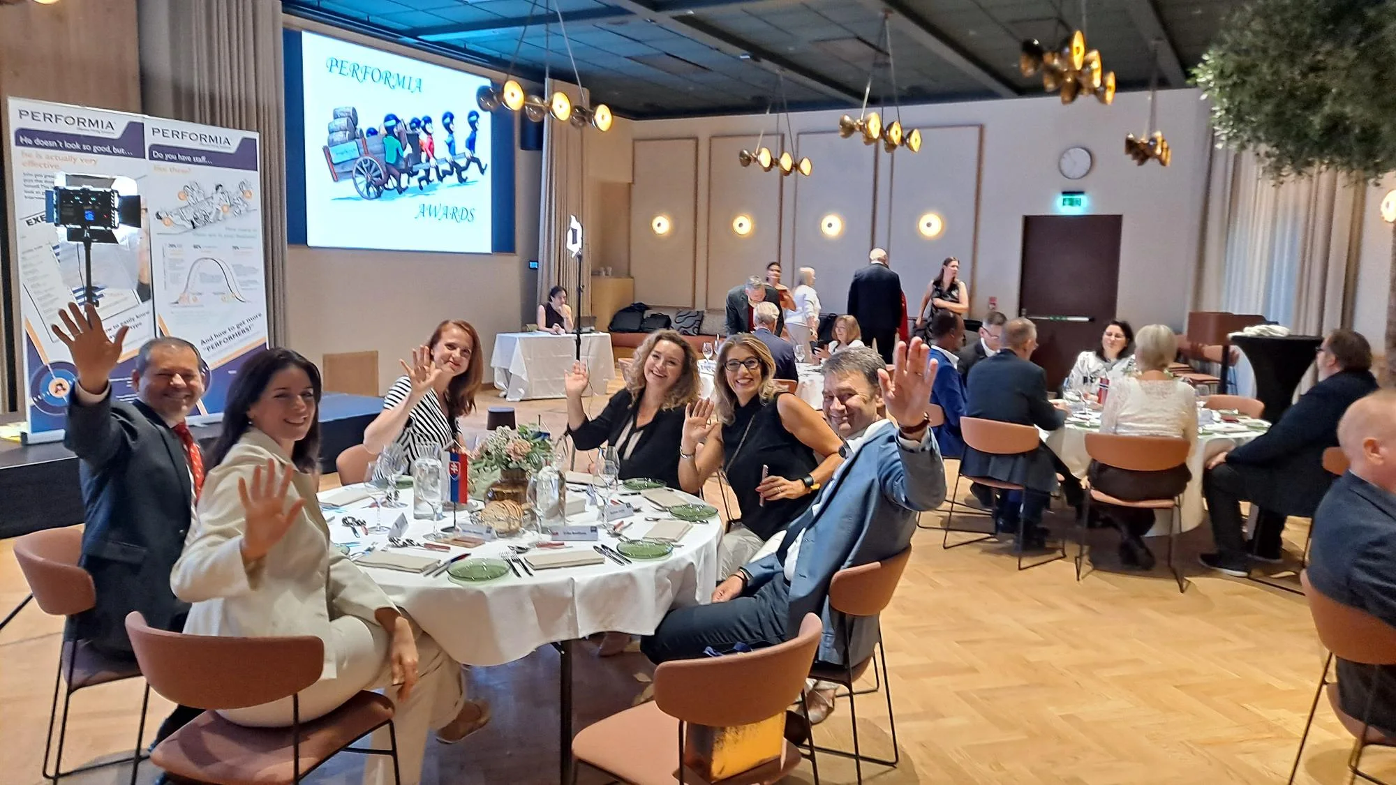 Účastníci konference Performia International u stolu